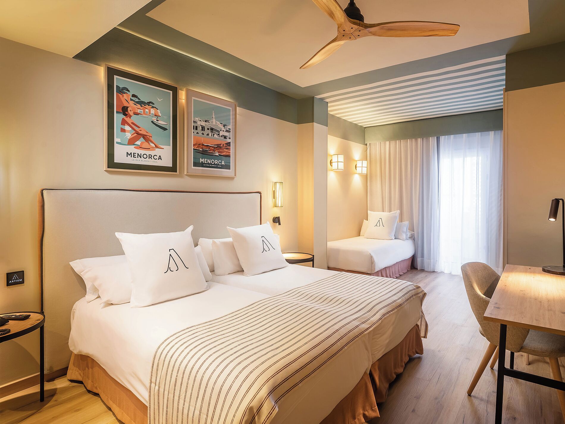 迷你吧、客房内保险箱、办公桌、笔记本电脑工作区