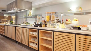 Un buffet proposant une variété de plats et de récipients.