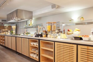 Desayuno buffet todos los días (EUR 18 por persona) 