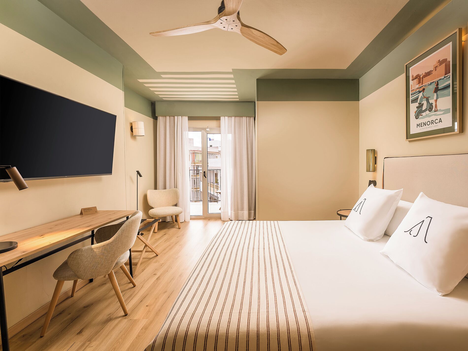 迷你吧、客房内保险箱、办公桌、笔记本电脑工作区