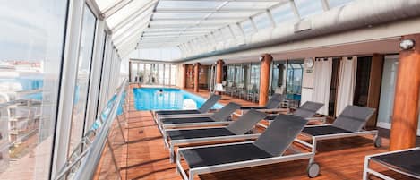 Kapalı yüzme havuzu, sezonluk açık havuz, şezlonglar