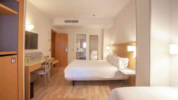 1 dormitorio, minibar, caja fuerte y escritorio