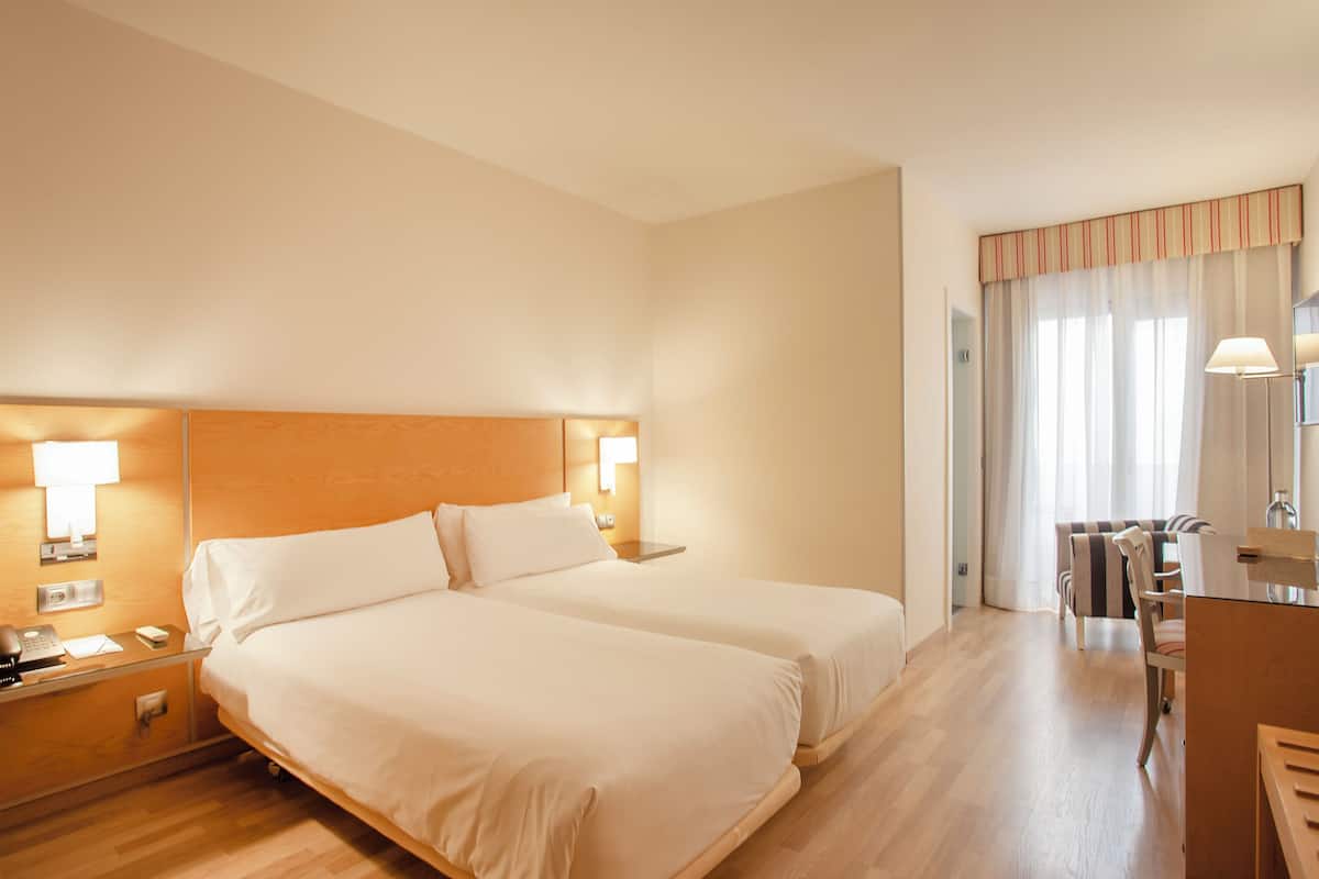 Standard Double Room (Interior View) | 1 bilik tidur, bar mini, peti besi dalam bilik, meja
