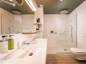 Superior Double Room, Hot Tub | Bathroom | Free toiletries, hair dryer, towels - ARTIEM Capri Hotel (Mahón)