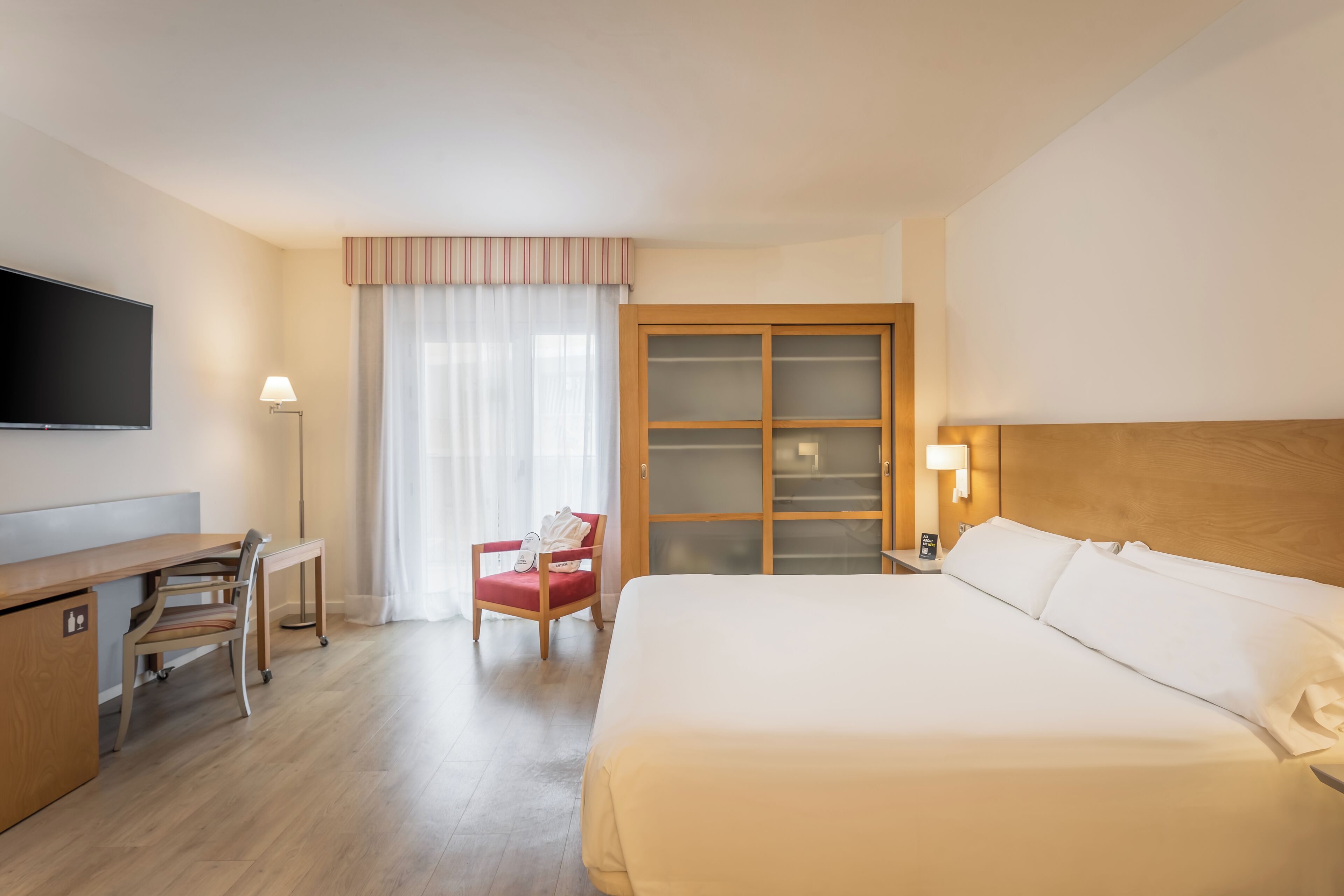 superior double room, hot tub | 1 bedroom, minibar, in-room safe, desk