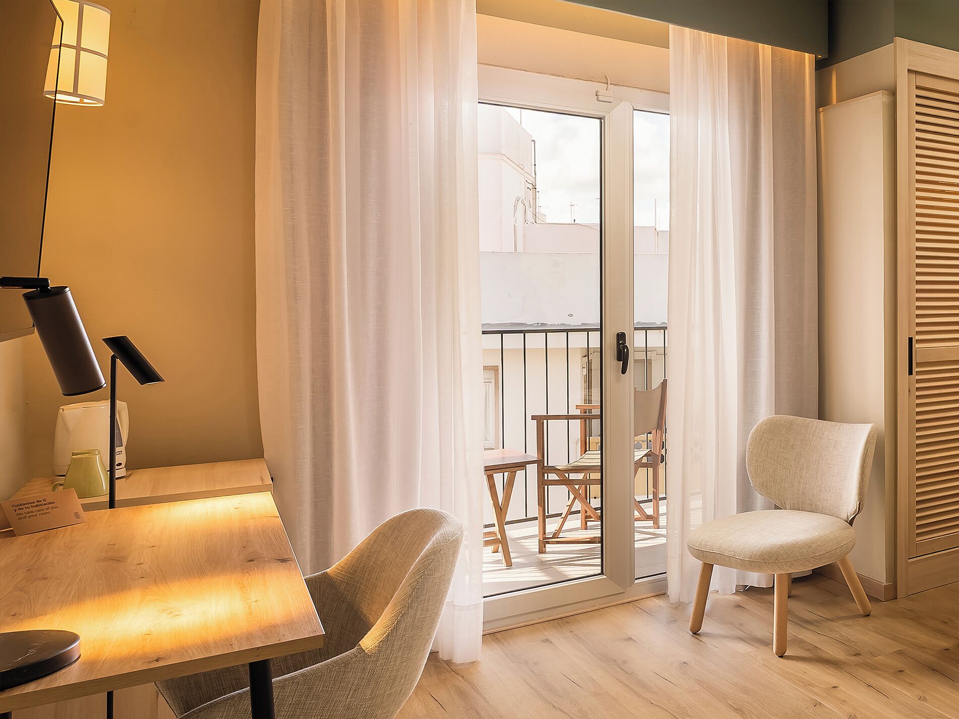 Minibar, coffres-forts dans les chambres, bureau