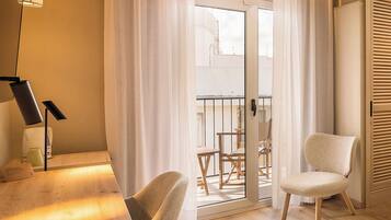 Superior Double Room, Hot Tub | Minibar, in-room safe, desk, laptop workspace