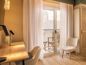 Kahden hengen superior-huone, poreamme | Minibaari, tallelokero huoneessa, työpöytä