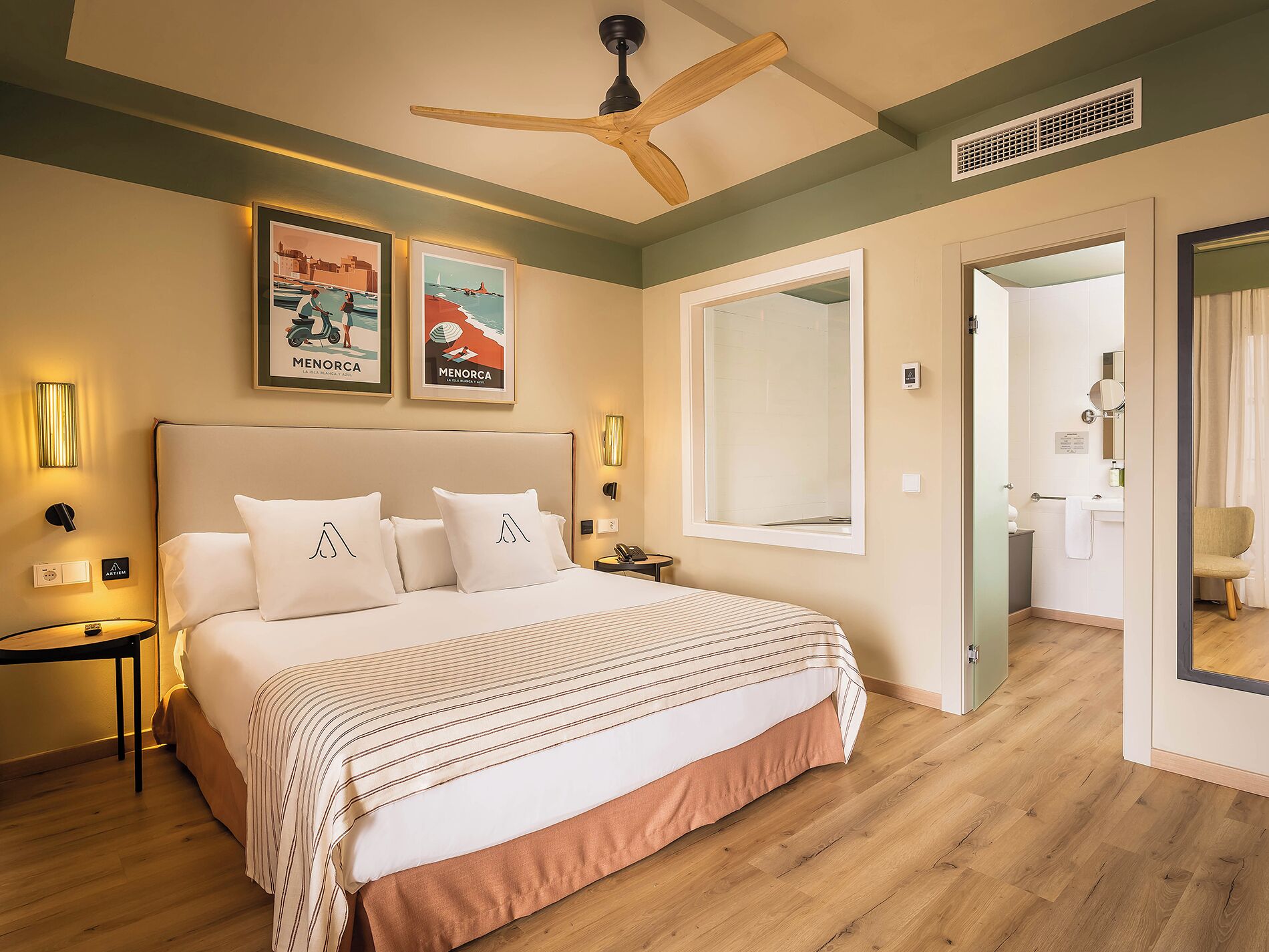 高级双人房, 热水浴缸 | 迷你吧、客房内保险箱、办公桌、笔记本电脑工作区