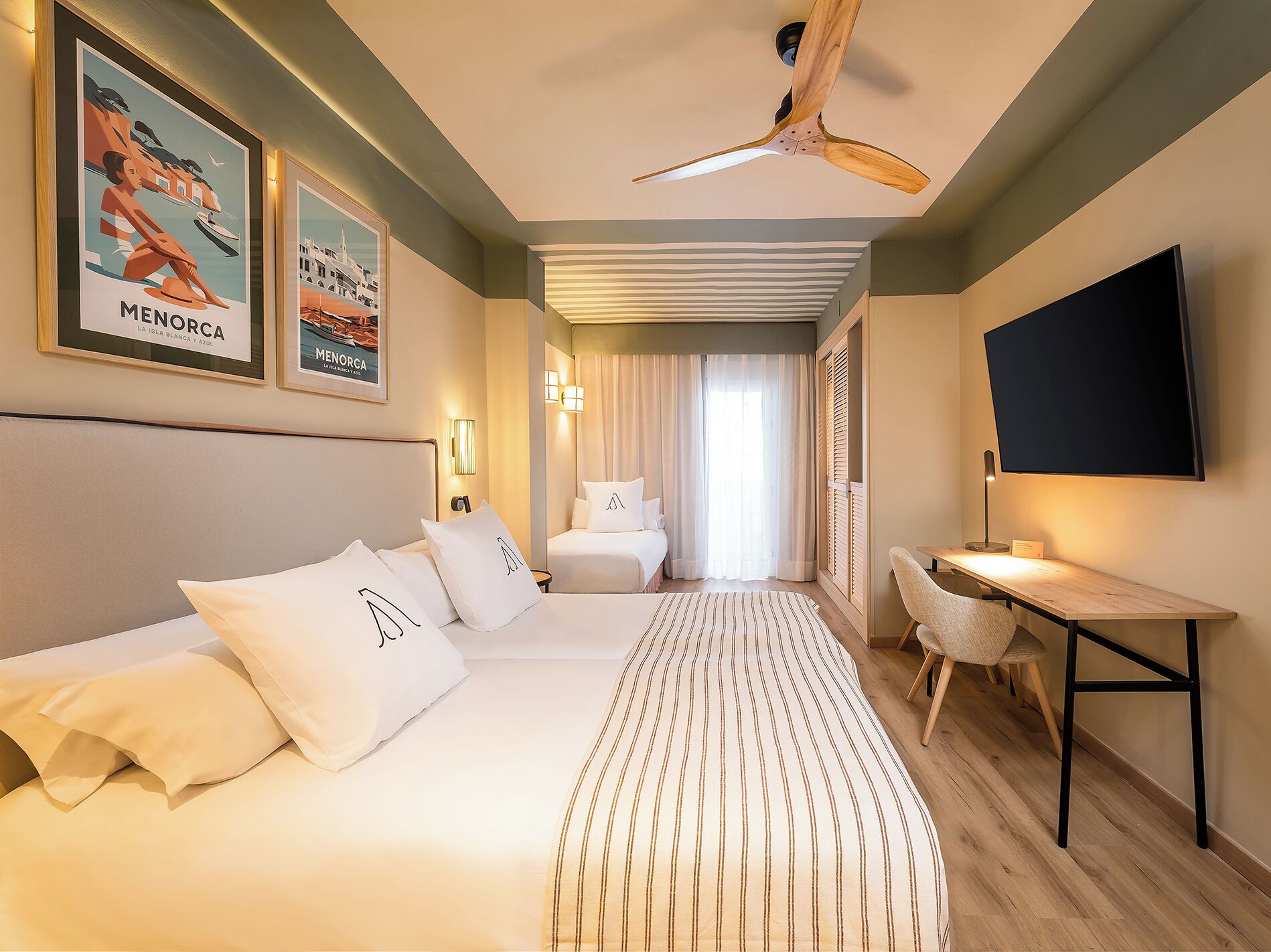 Minibar, coffres-forts dans les chambres, bureau