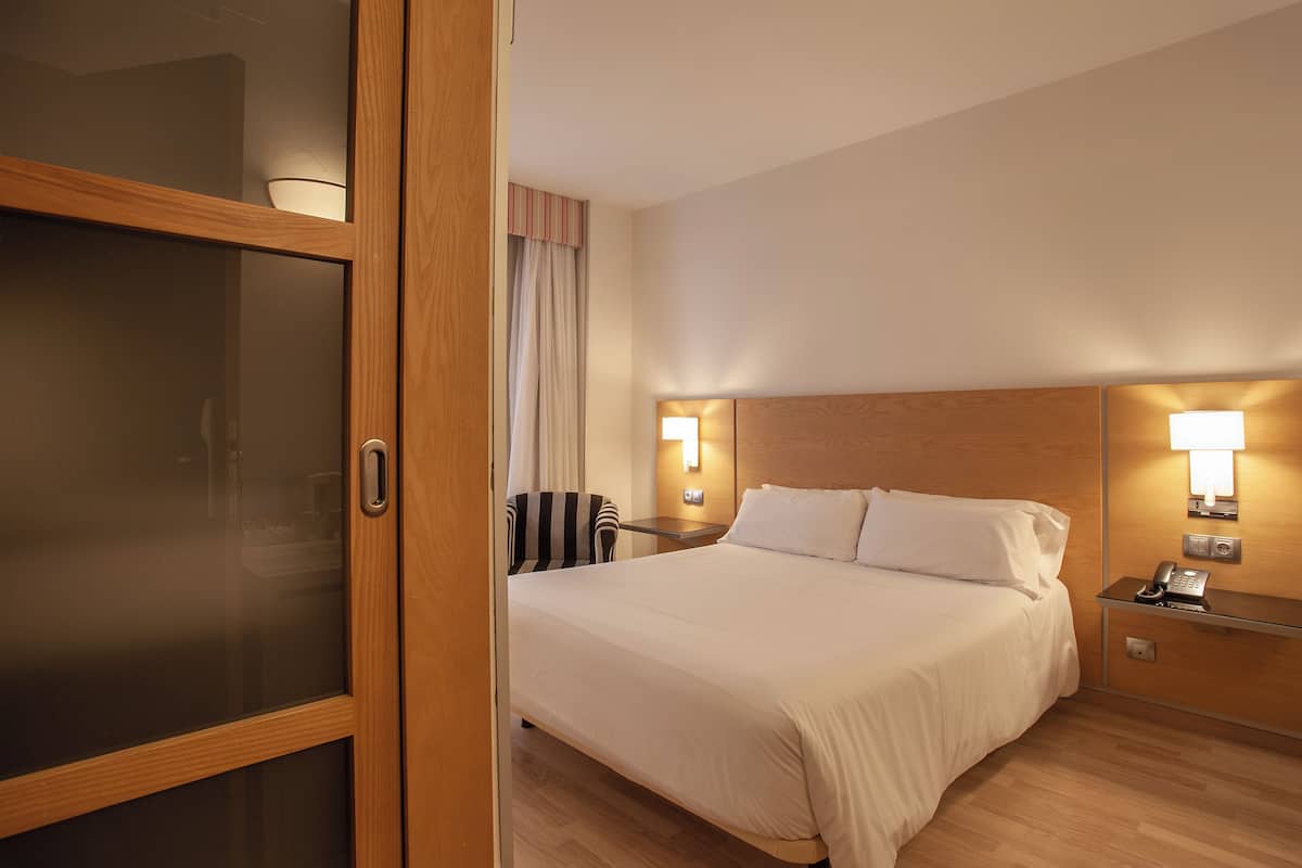 Standard Double Room Single Use (Interior View) | 1 bilik tidur, bar mini, peti besi dalam bilik, meja