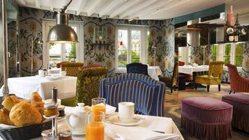 Daily continental breakfast (EUR 12 per person)