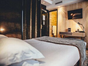Quarto casal ou duplo, vista para o pátio | Roupas de cama premium, cofres nos quartos, individualmente decorados
