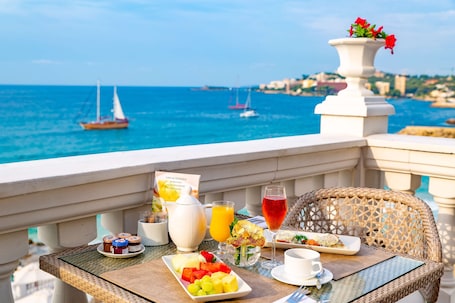 Desayuno buffet diario (EUR 26 por persona). Nixe Palace Hotel