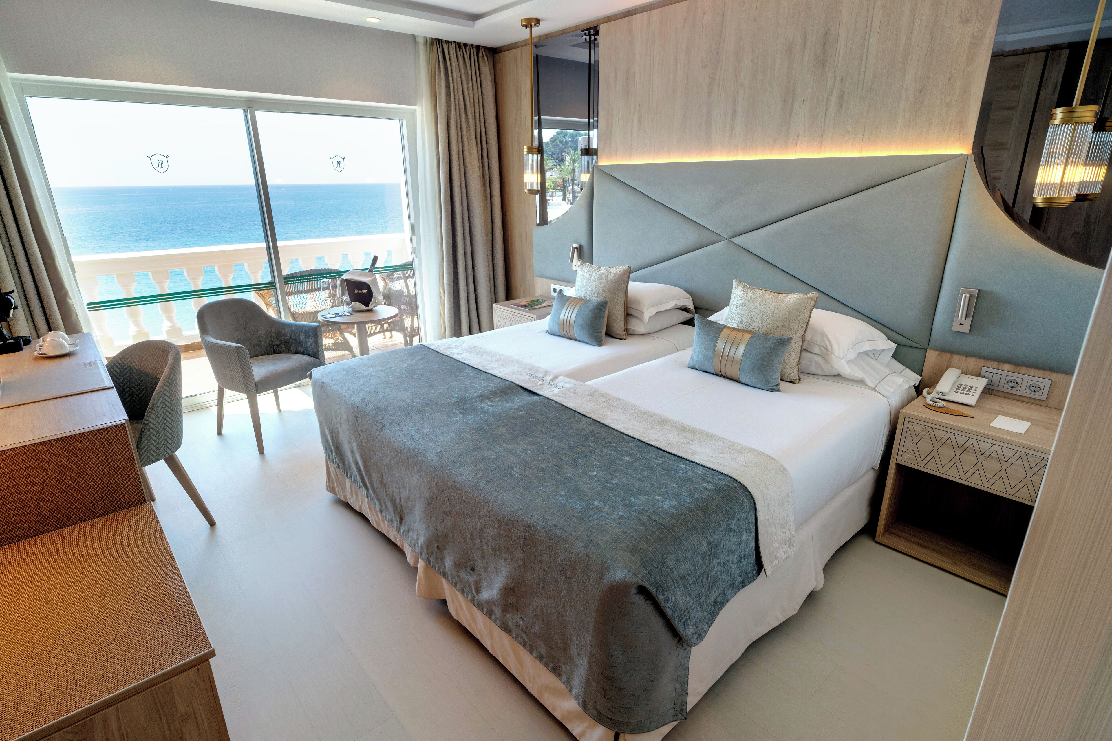 Ropa de cama de alta calidad, edredón y minibar 