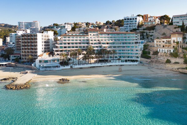 Un hotel frente al mar con varios pisos y balcones.