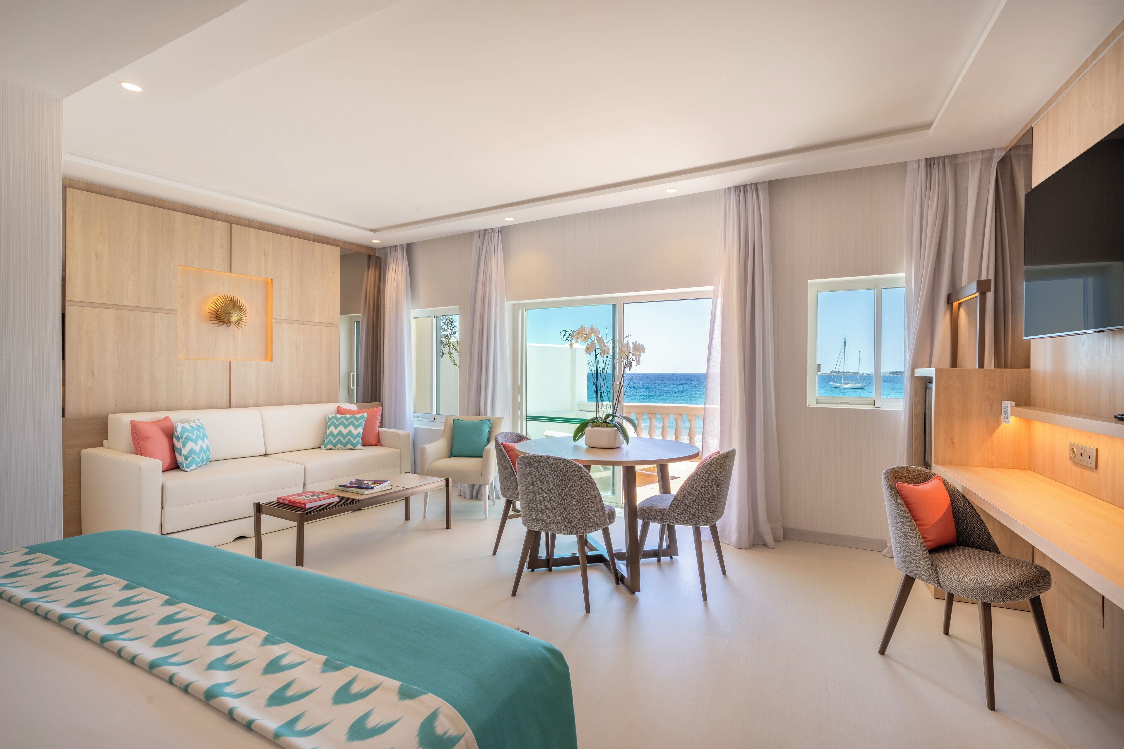 Suite, pemandangan laut | Seprai premium, selimut bulu angsa, minibar, dan brankas