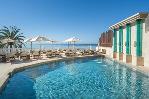 Piscine couverte, piscine extérieure, parasols de plage, chaises longues