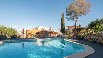 Una piscina al aire libre de temporada