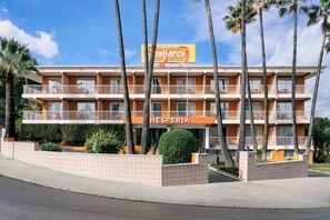 A multi-story hotel with balconies and a sign reading "HESPERIA" and "Mallorca". - Hotel Hesperia Mallorca (Palma de Mallorca)