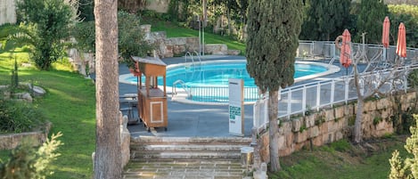 Piscine extérieure en saison
