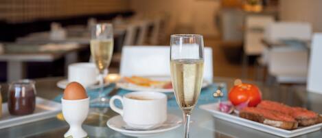 Tägliches Frühstücksbuffet (18 EUR pro Person)