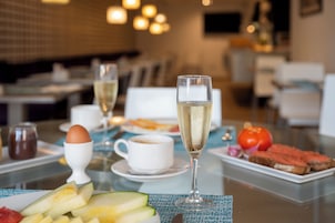 Desayuno buffet diario (EUR 18 por persona)