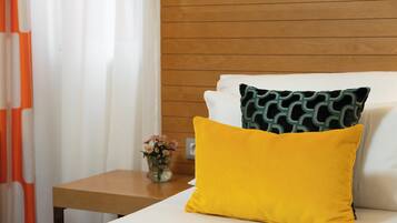 Quarto solteiro conforto | Frigobar, cofres nos quartos, escrivaninha