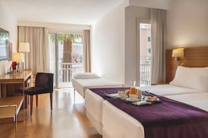 Minibar y caja de seguridad en la habitaciĂłn