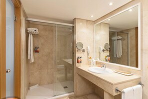 Shower, free toiletries, hair dryer, bidet