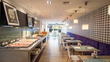 Se ofrece un desayuno bufé todos los días (18 EUR por persona)