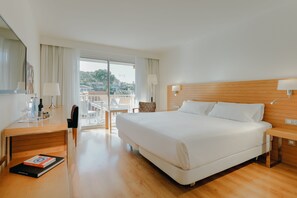 Minibar, in-room safe, desk, laptop workspace - Hotel Hesperia Mallorca (Palma de Mallorca)
