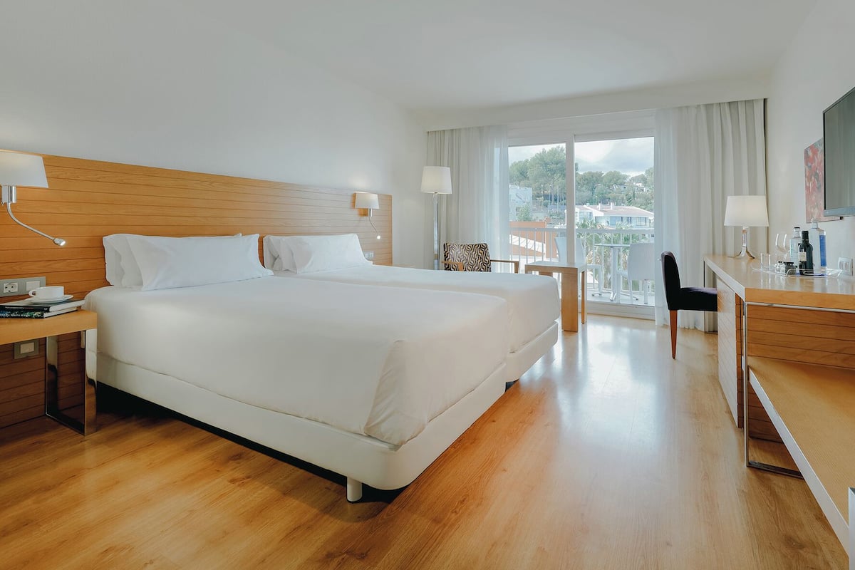 Standard Double Room | Minibar, in-room safe, laptop workspace, blackout drapes