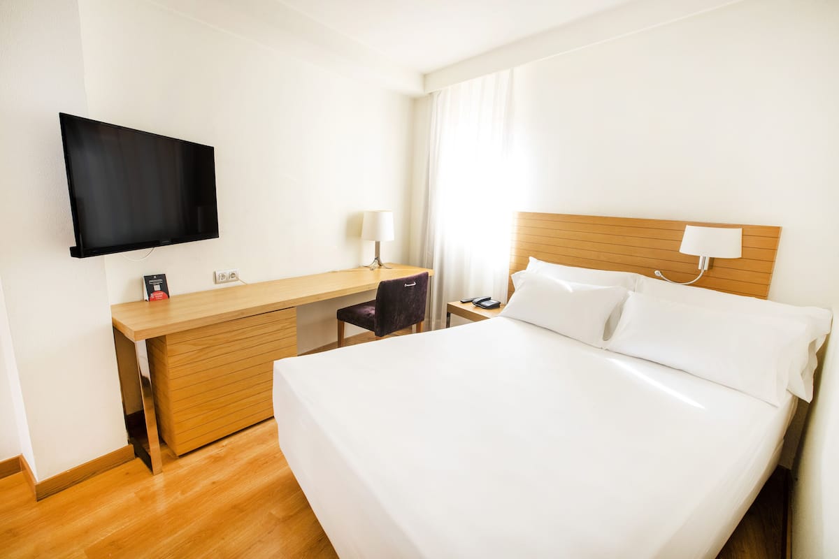 Minibar, in-room safe, laptop workspace, blackout drapes