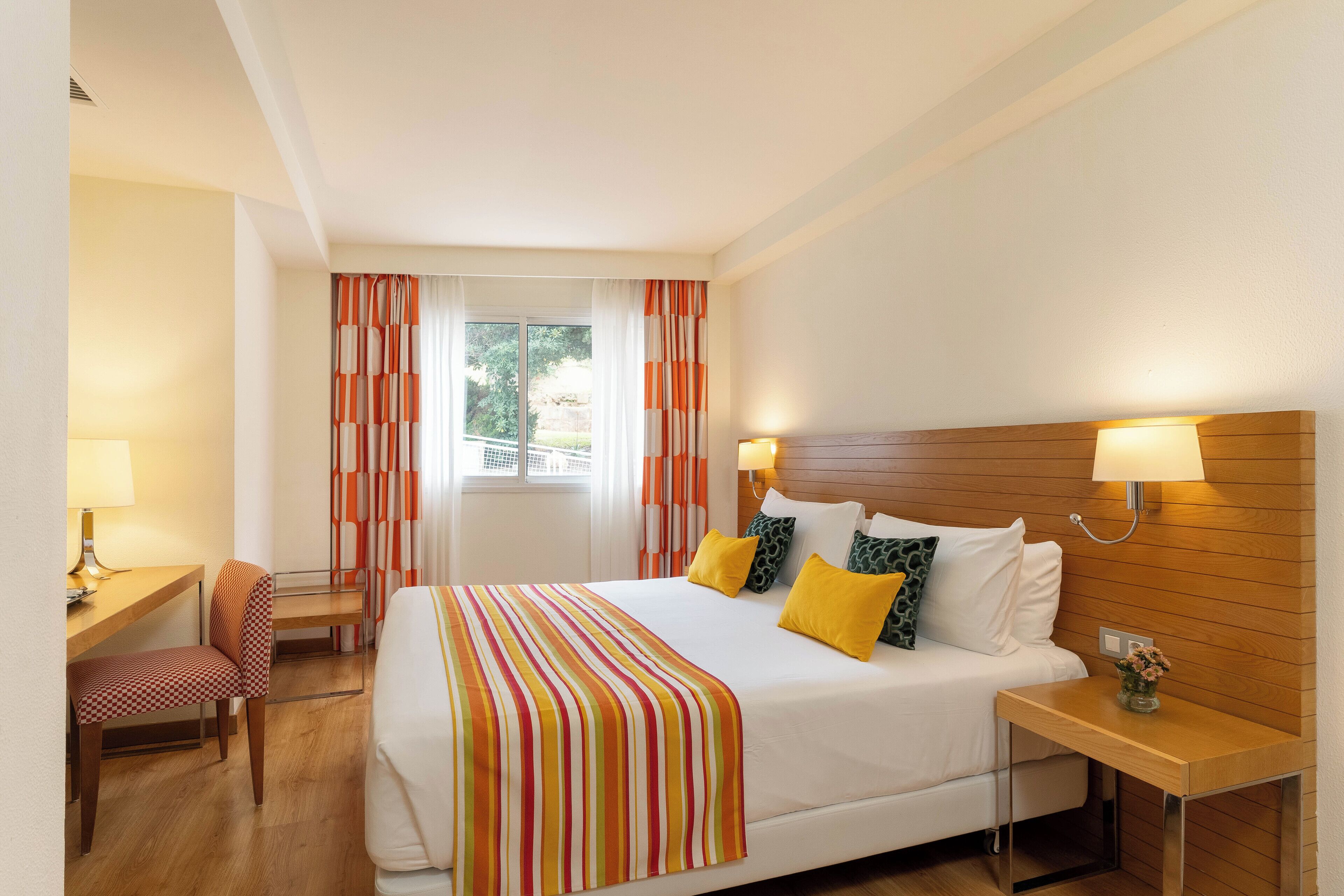 Habitación triple superior | Minibar, caja fuerte, espacio para trabajar con un portátil