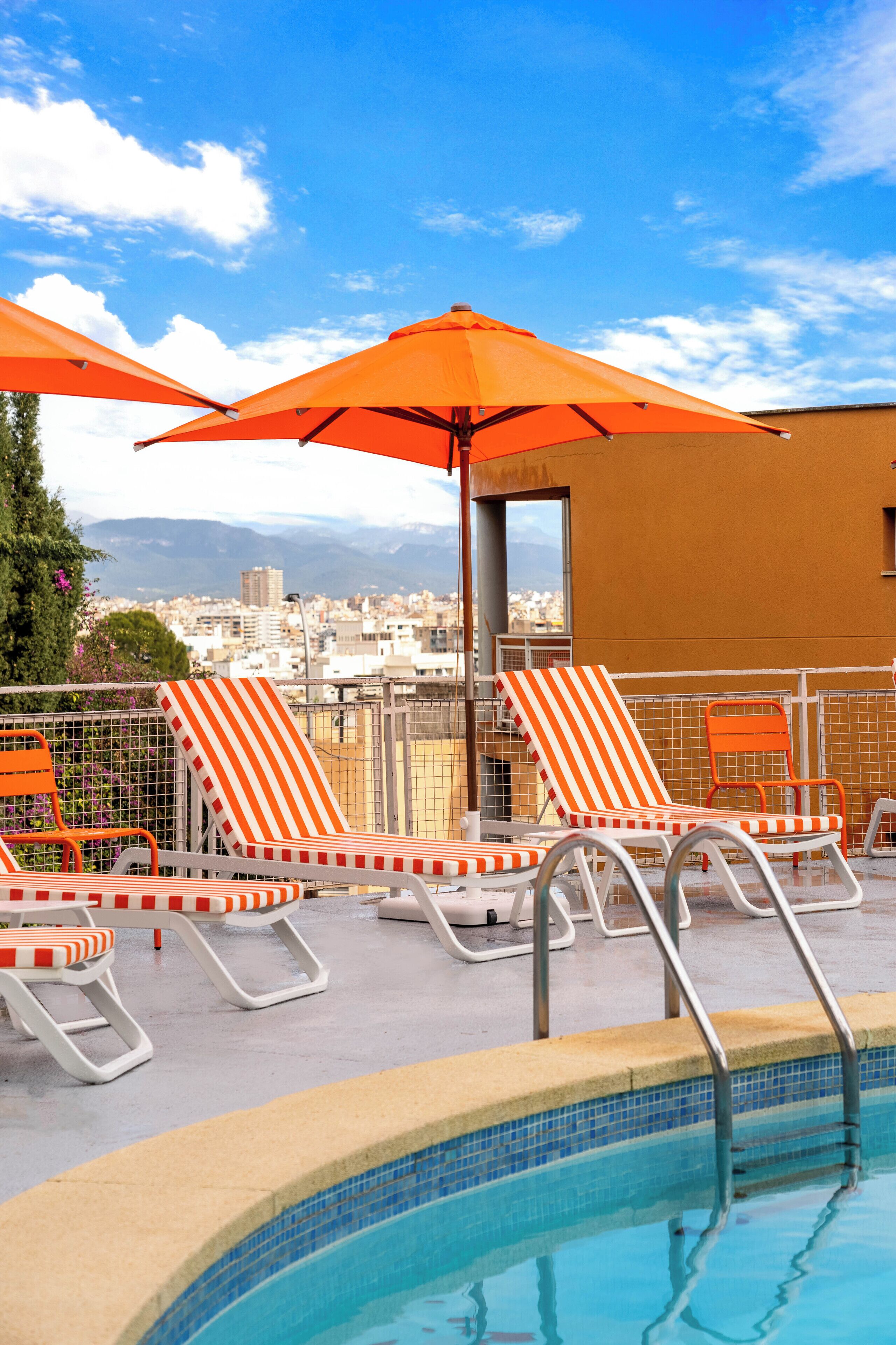Una piscina al aire libre de temporada