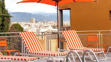 Una piscina al aire libre de temporada