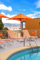 Una piscina al aire libre de temporada