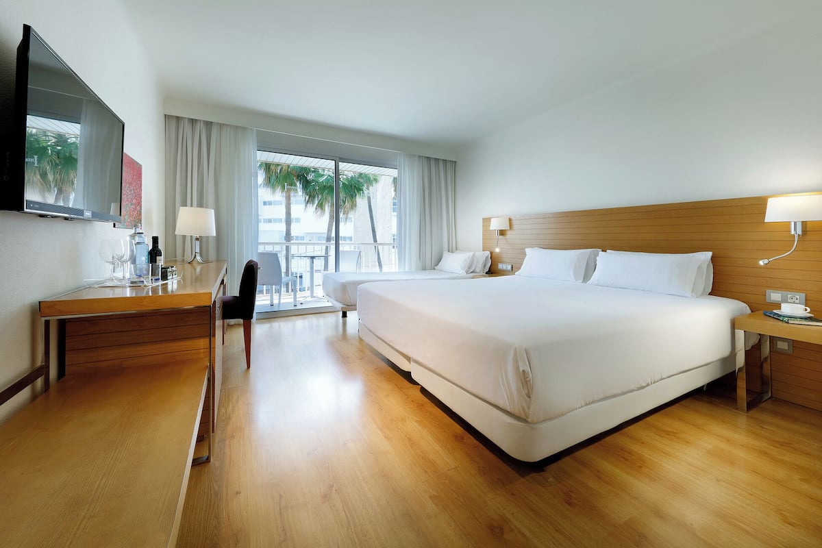Minibar, in-room safe, laptop workspace, blackout drapes