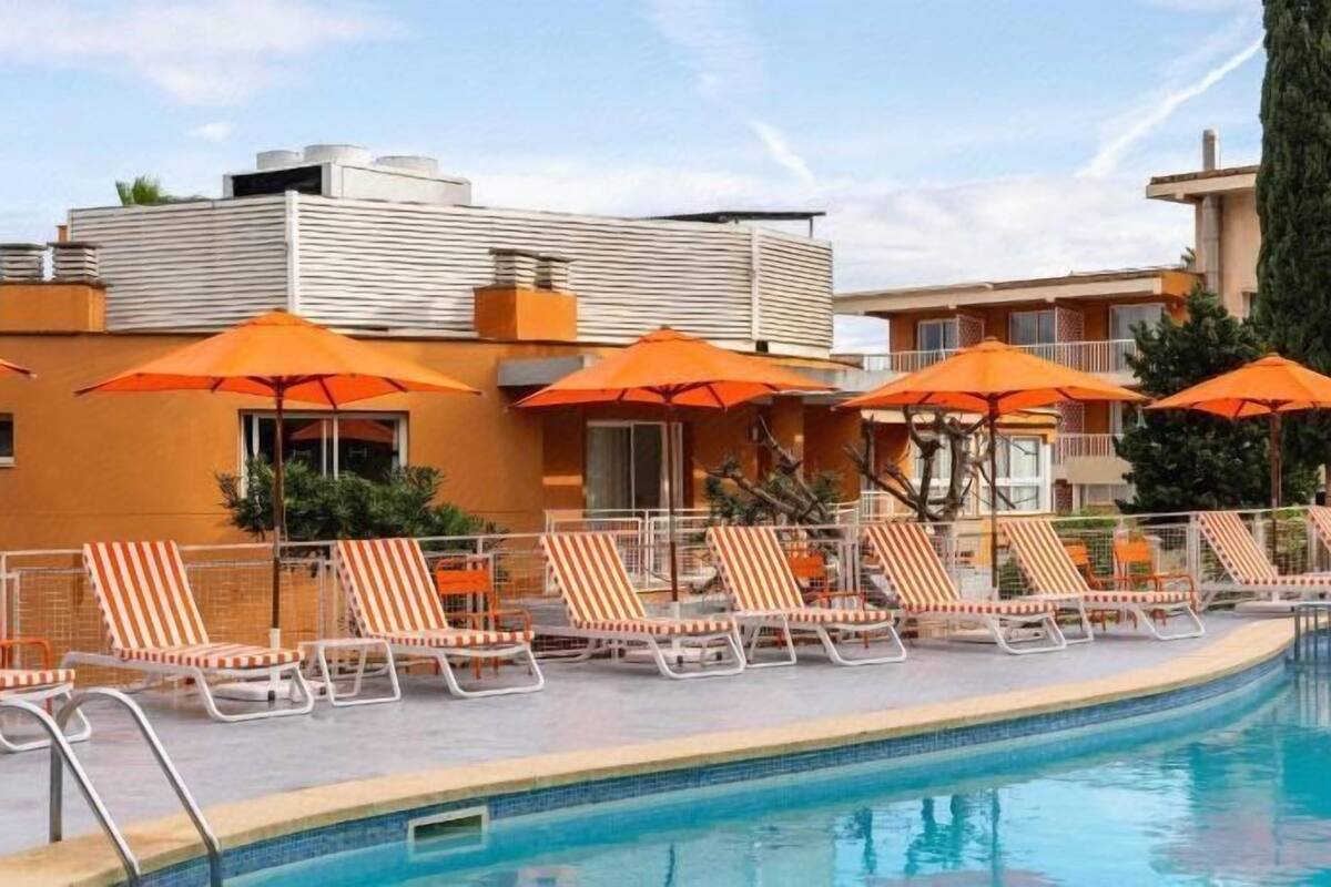 Pool | Seasonal outdoor pool