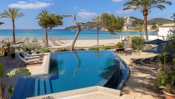 A swimming pool with a view of the beach and ocean. - Secrets Mallorca Villamil Resort & Spa - Adults Only (Calvia)