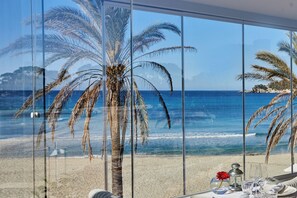 5 restaurantes; se sirve desayuno, almuerzo y cena