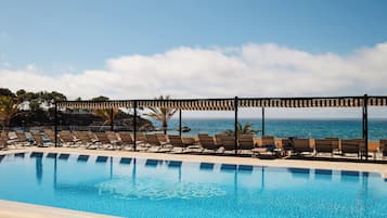 Indendørs pool, 2 udendørs pools, parasoller, liggestole
