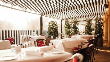 5 restaurants servant le petit déjeuner, le déjeuner et le dîner