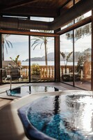 室内游泳池，2 室外游泳池，10:00 至 18:00 开放, 池畔遮阳伞, 日光浴躺椅