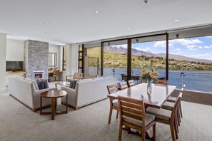 Executive-Penthouse, 2 Schlafzimmer, Seeblick | Hochwertige Bettwaren, Minibar, Zimmersafe, individuell dekoriert