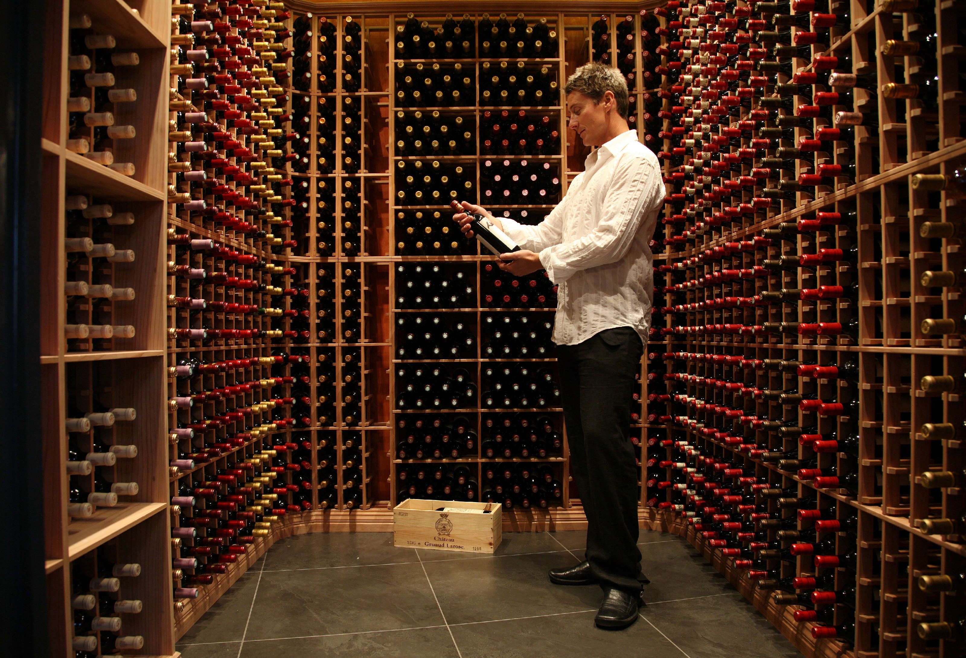 serves breakfast, lunch and dinner