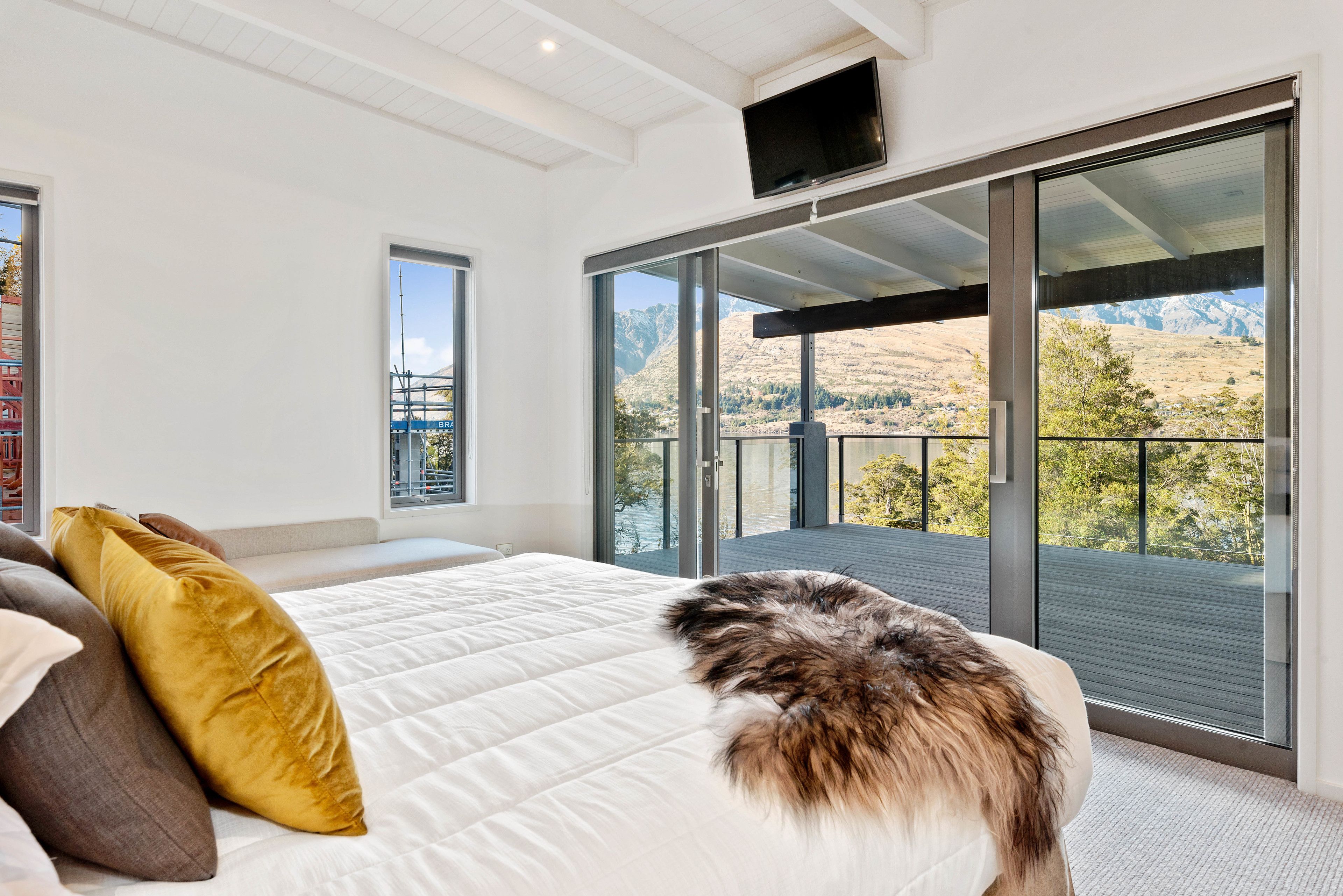 ラグジュアリー ヴィラ (The Rees Residence) | 高級寝具、ミニバー、セーフティボックス (室内)、客室ごとに異なる装飾