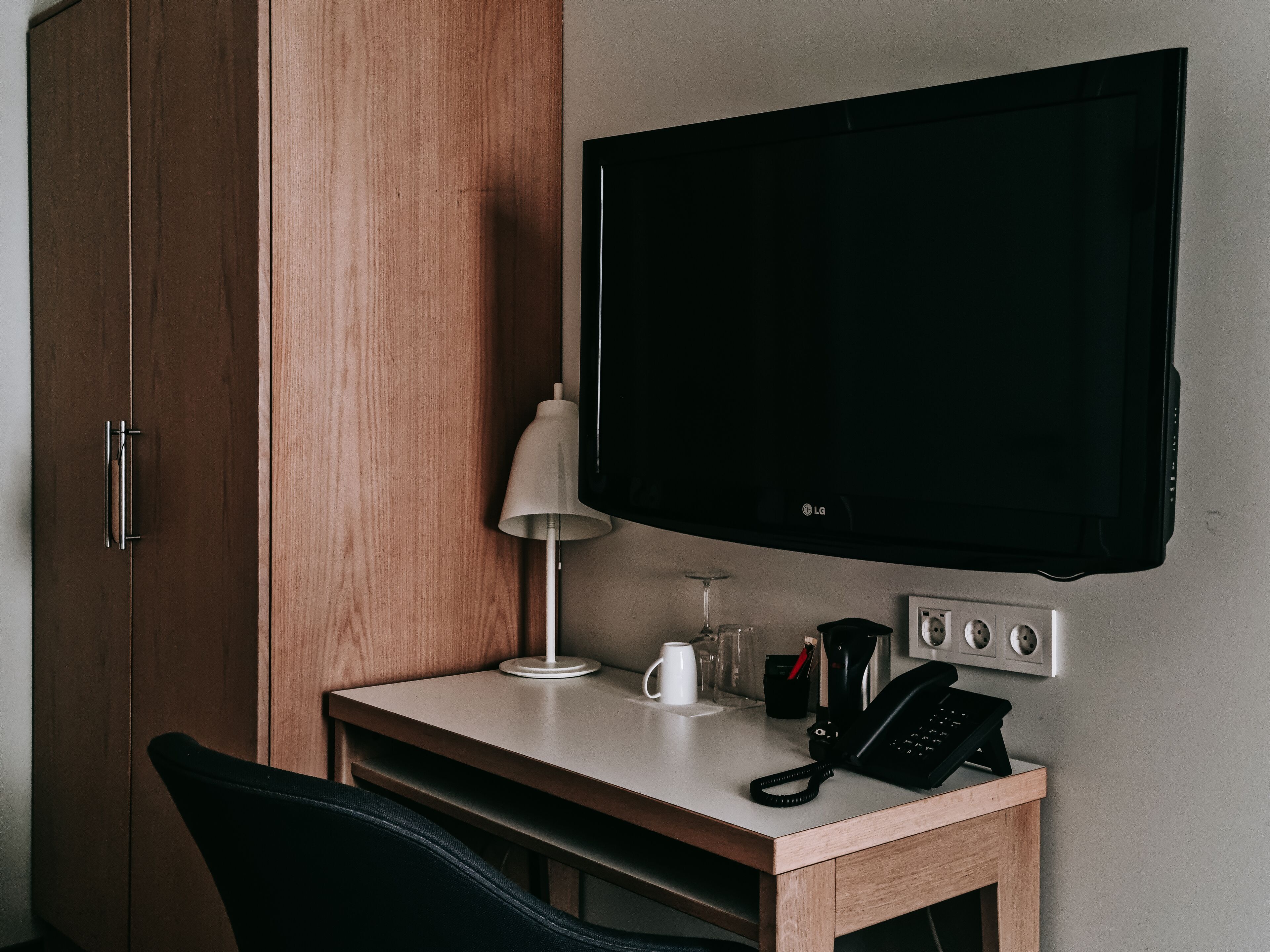 1 bedroom, desk, cots/infant beds, free wifi