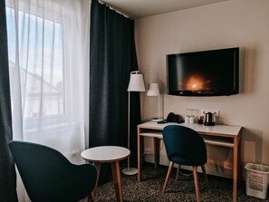 Escritorio, wifi gratis, ropa de cama y despertador 